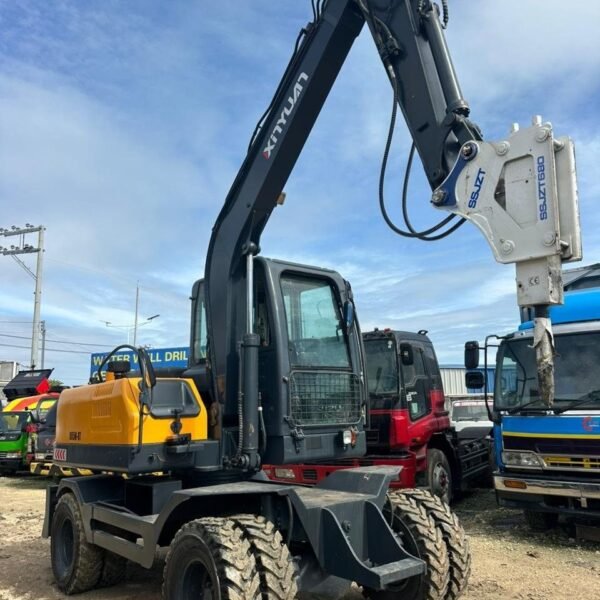 Xinyuan B85W-8T Wheel-Type Backhoe Loader with Hydraulic Breaker